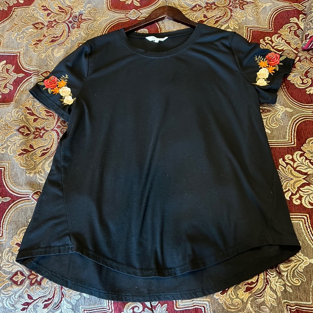 Amaryllis Soft T-shirt in Black with Embroidery - Size XL.